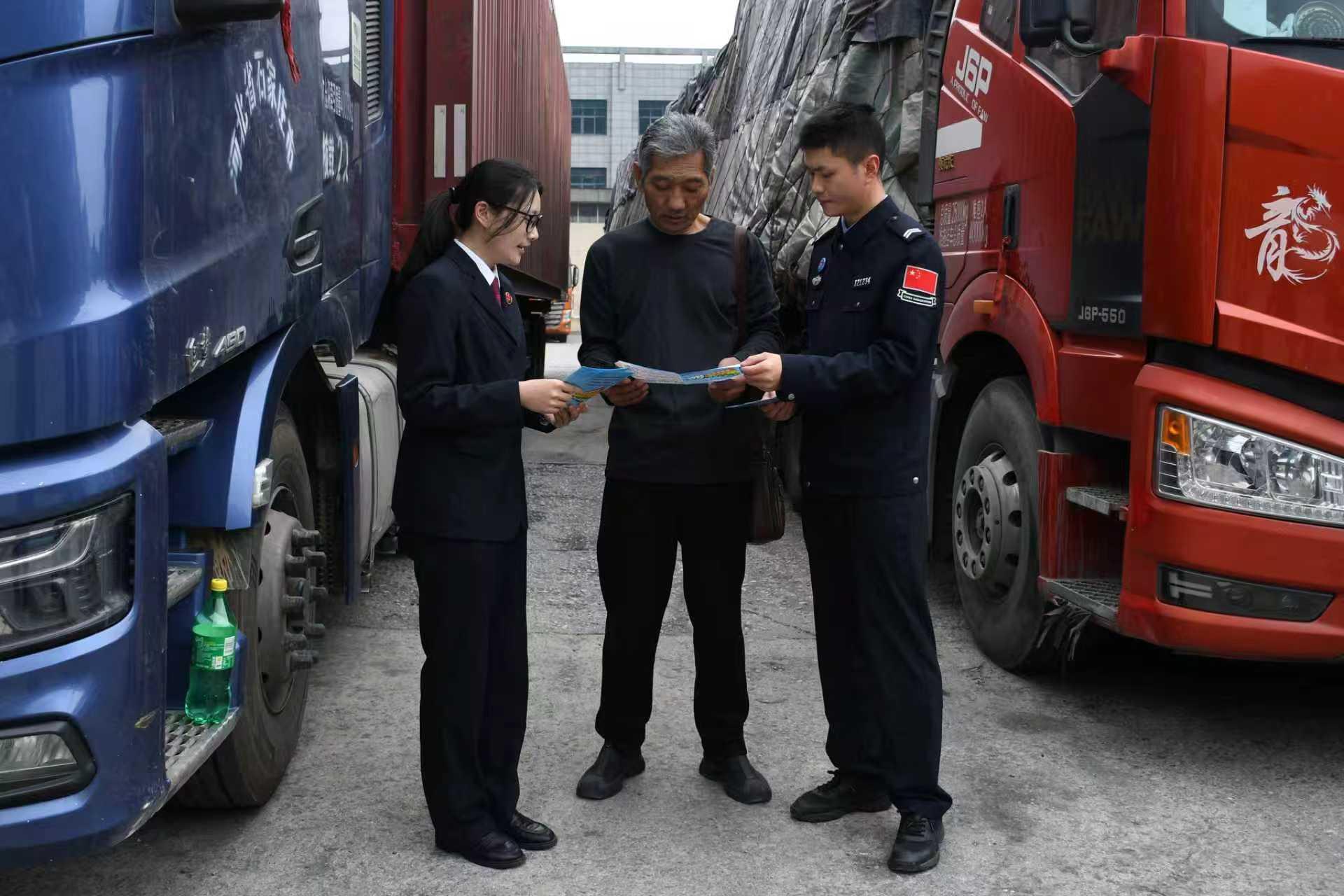 ?廣西愛店出入境邊防檢查站聯(lián)合開展國家憲法日主題宣傳活動